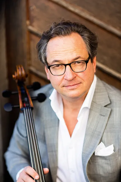 Portraitfoto des Cellisten Alexander Hülshoff